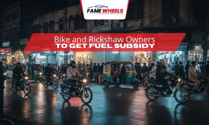 Night street in Saddar Market, Karachi with motorcycles 70–150cc and 1–2 auto rickshaws